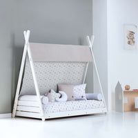 Cama Montessori tipo cabaña, estructura de madera blanca para niños, diseño funcional y educativo estampado bosque