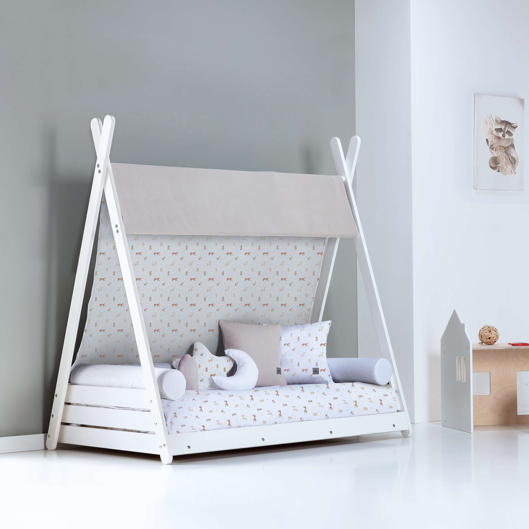 Cama Montessori tipo cabaña, estructura de madera blanca para niños, diseño funcional y educativo estampado bosque