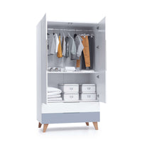 Armario infantil nórdico de 110 cm con patas de madera · Lifestyle