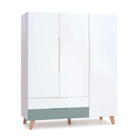 Dormitorio infantil grande en blanco, madera y verde eucalipto · Lifestyle Plus+ Eucalypto