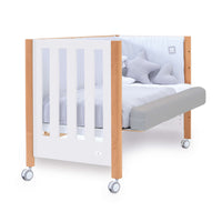 Cuna de colecho bebé en blanco y madera de 60x120 cm con ruedas
