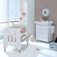 Habitación infantil con cuna colecho y cambiador color turquesa