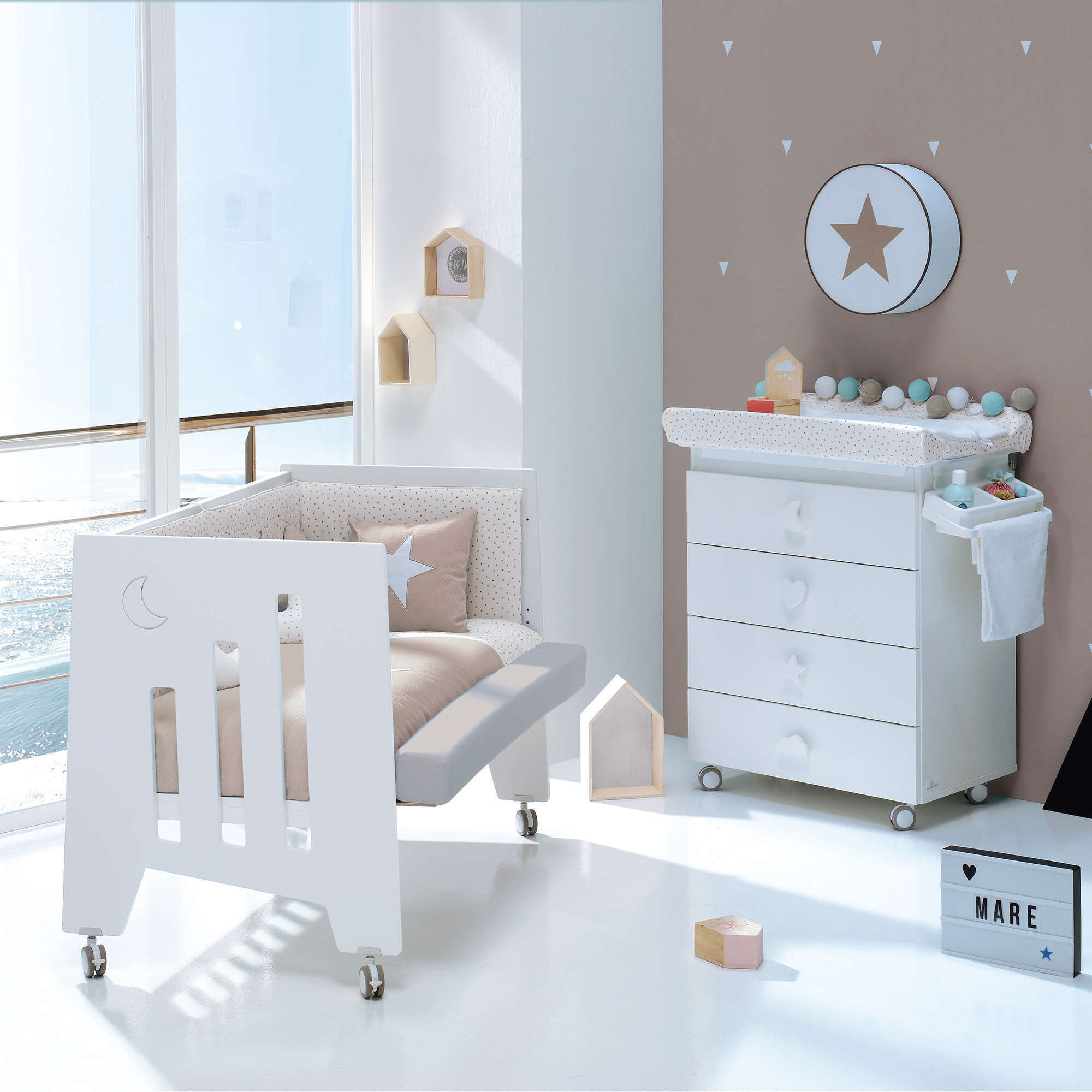 Habitación infantil con cuna colecho y cambiador color turquesa