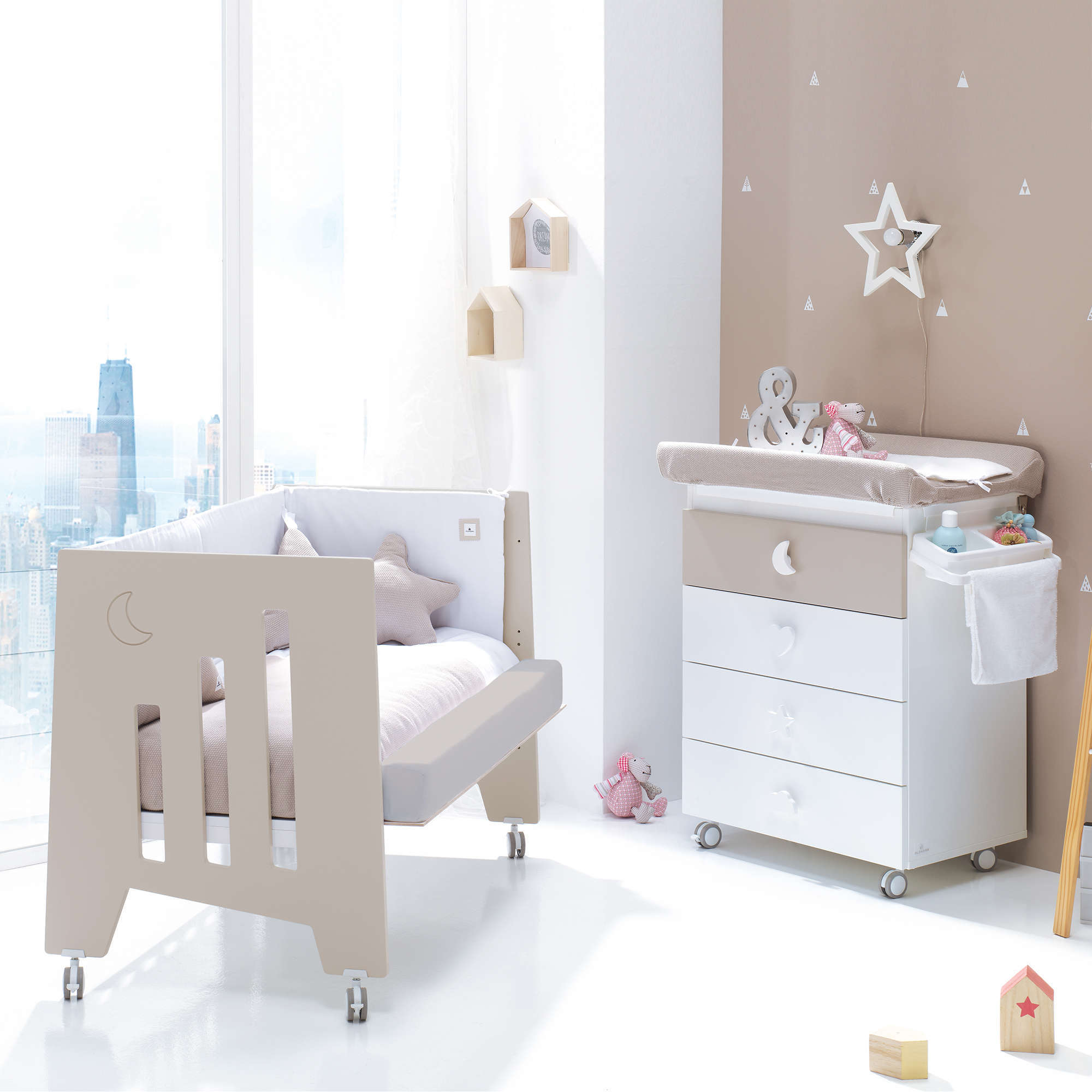 Cuna OMNI beige 60x120 con colecho para pegar a la cama