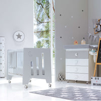 Cuna colecho OMNI gris con ruedas y mueble bañera vestidor