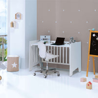 Cuna colecho OMNI blanca convertible en escritorio infantil con pizarra y silla de oficina