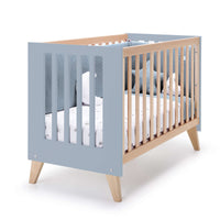 Habitación infantil en blanco, madera y azul · Lifestyle Blu denim