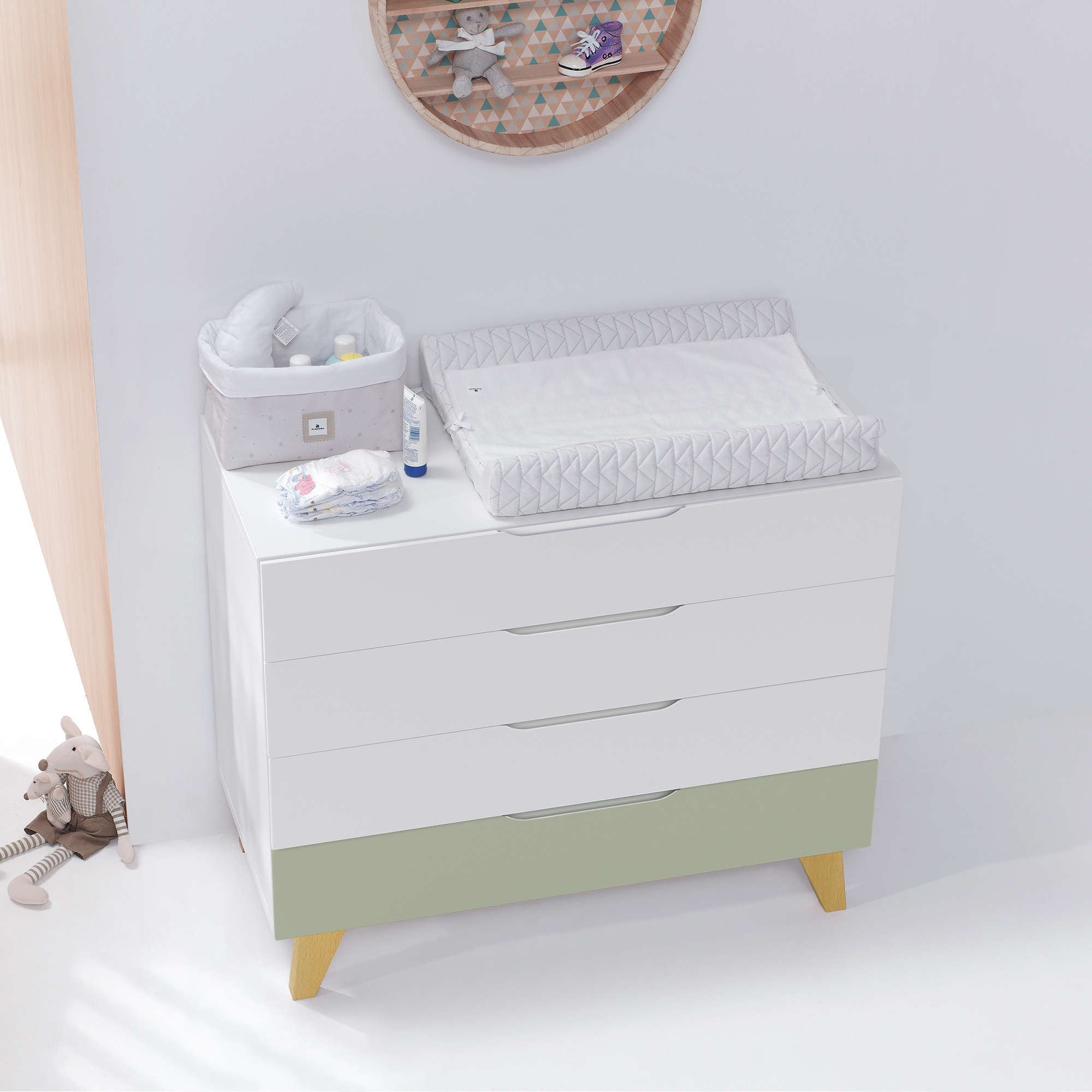 Cómoda bebé (4 cajones) con patas de madera · Nomad D247R