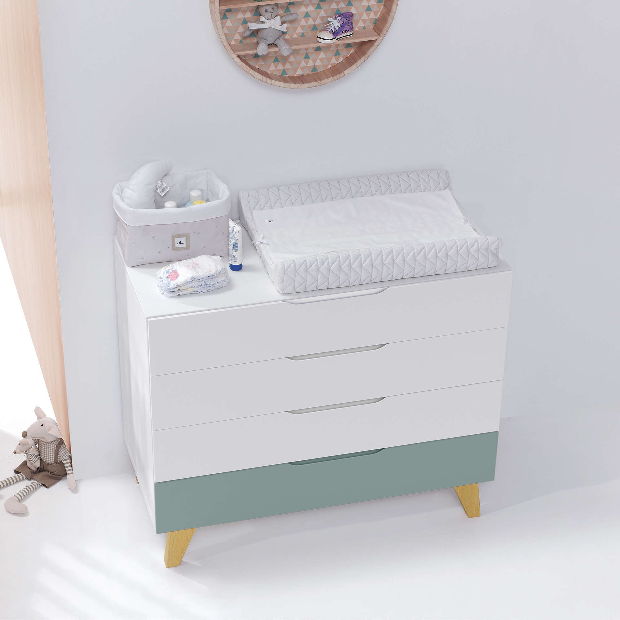 Cómoda bebé (4 cajones) con patas de madera · Nomad D247R