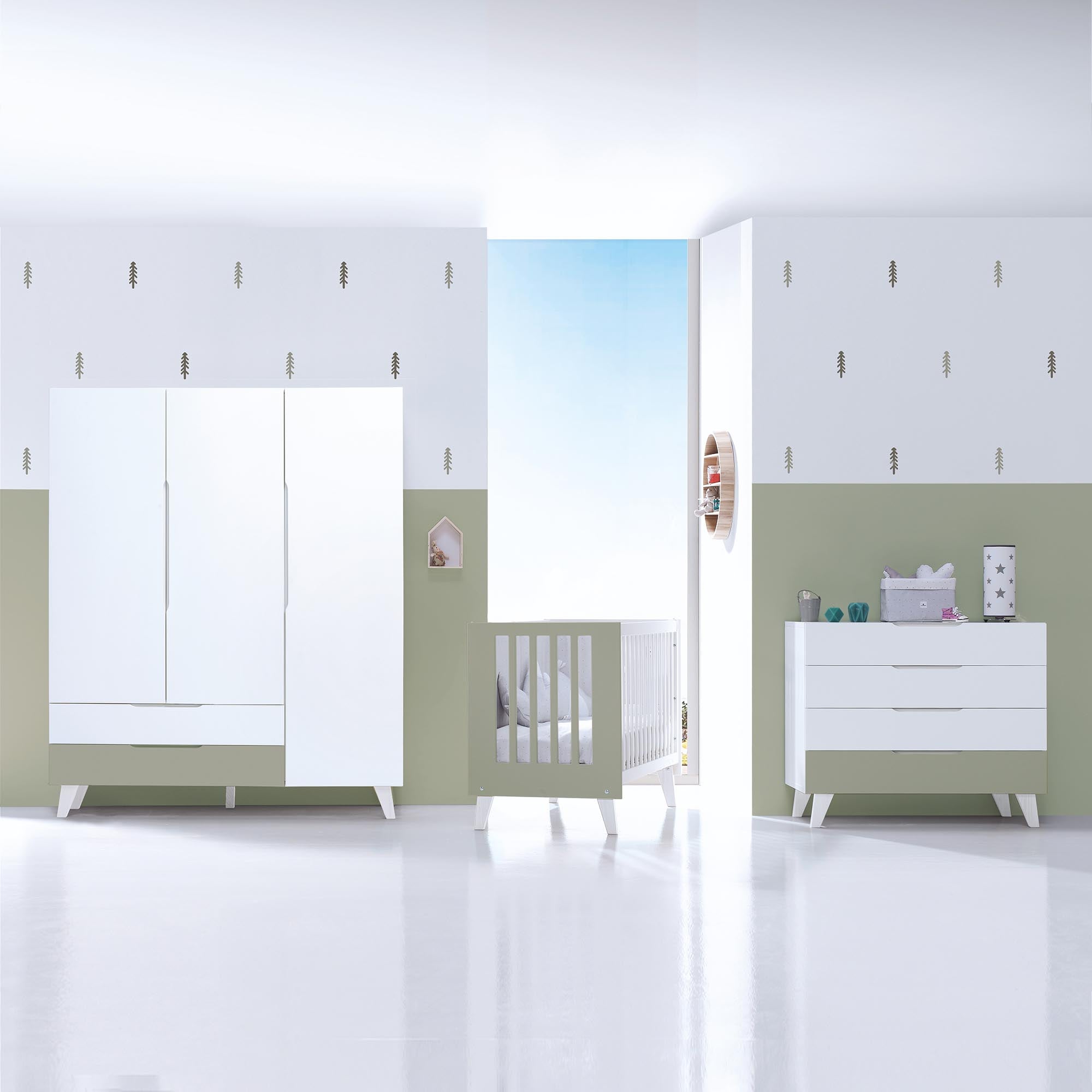 Dormitorio infantil grande en blanco y verde-oliva · Style Plus+ Erba