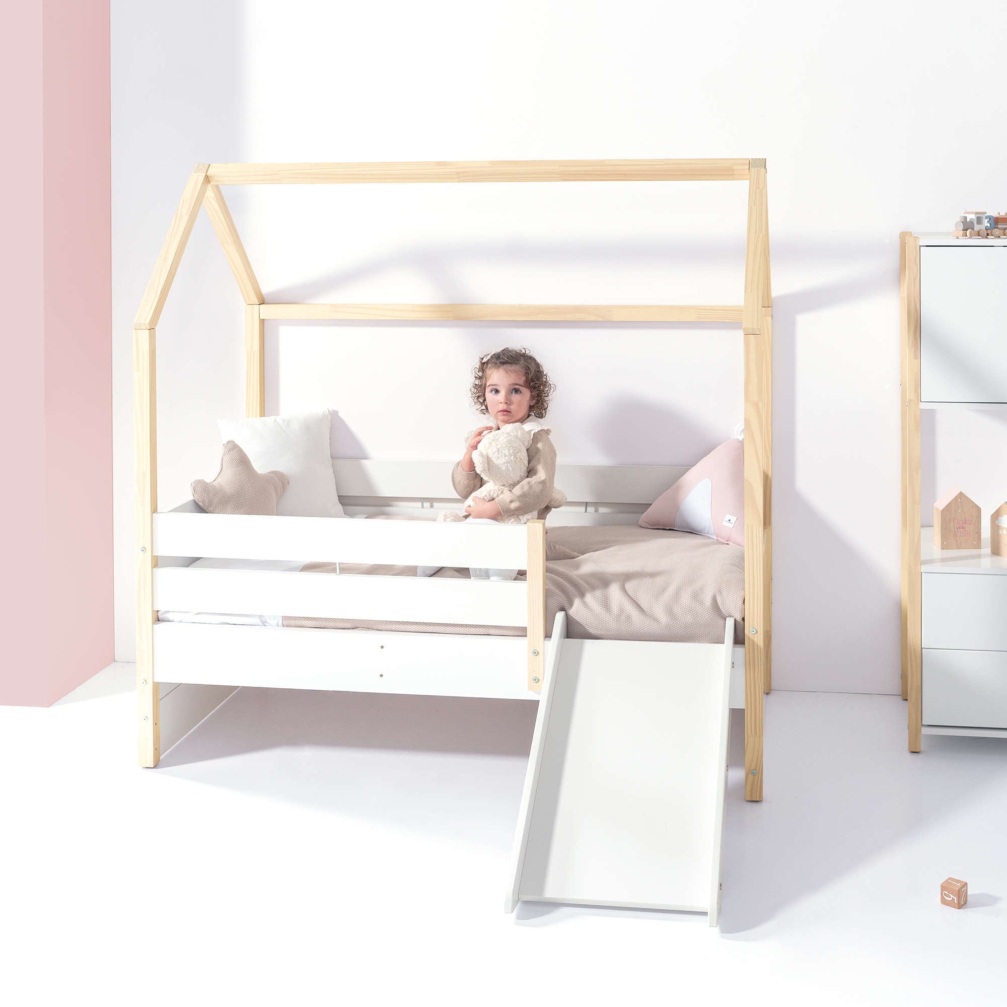 cama montessori con forma de casita