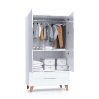 Armario infantil nórdico de 110 cm con patas de madera · Lifestyle
