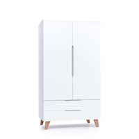 Armario infantil nórdico de 110 cm con patas de madera · Lifestyle