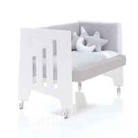 Cuna colecho OMNI blanca 60x120 con suplmento de espuma y cojines decorativos color verde agua