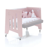 Cuna colecho OMNI coral con ruedas y con kit de colecho con suplemento de espuma