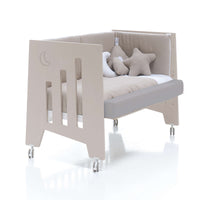 Cuna de bebé y escritorio beige transformable en sofá y camita infantil