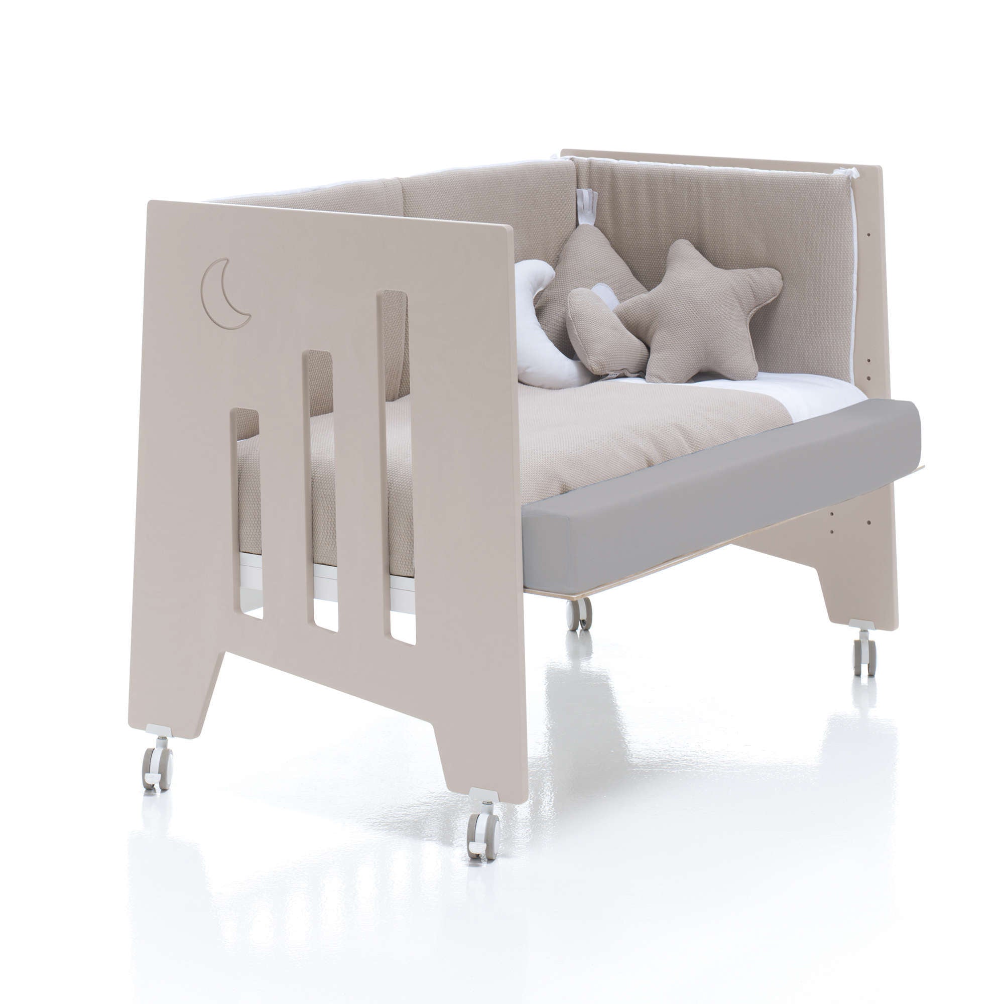 Cuna de bebé y escritorio beige transformable en sofá y camita infantil