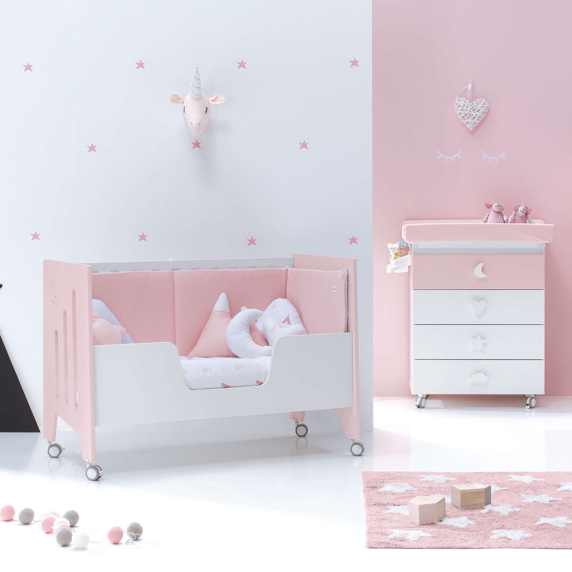 Cuna colecho OMNI rosa convertible en camita infantil con barrera de seguridad