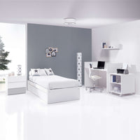 Habitación blanca con pared gris combinada con marco de fotos colgados y estantería modular