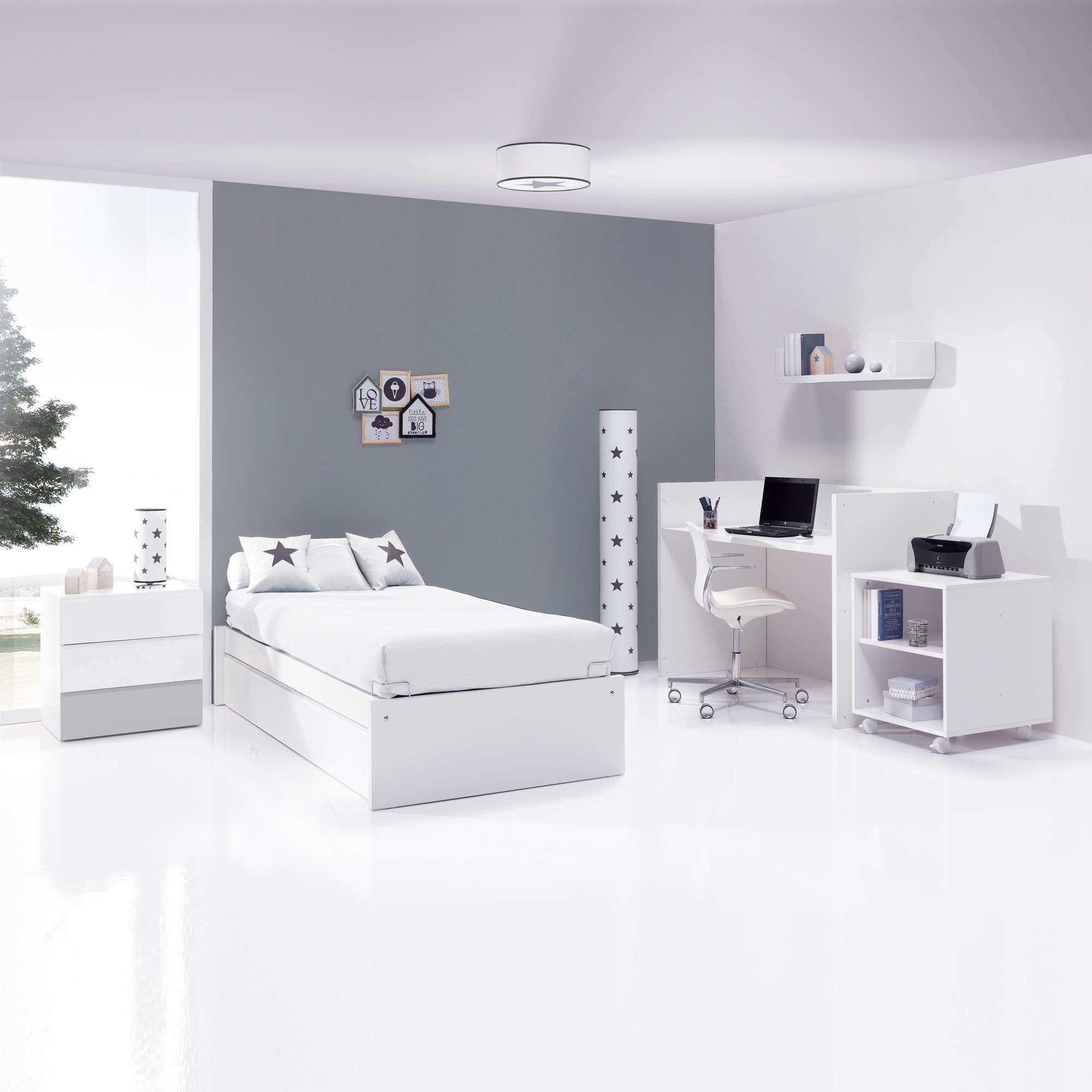 Habitación blanca con pared gris combinada con marco de fotos colgados y estantería modular
